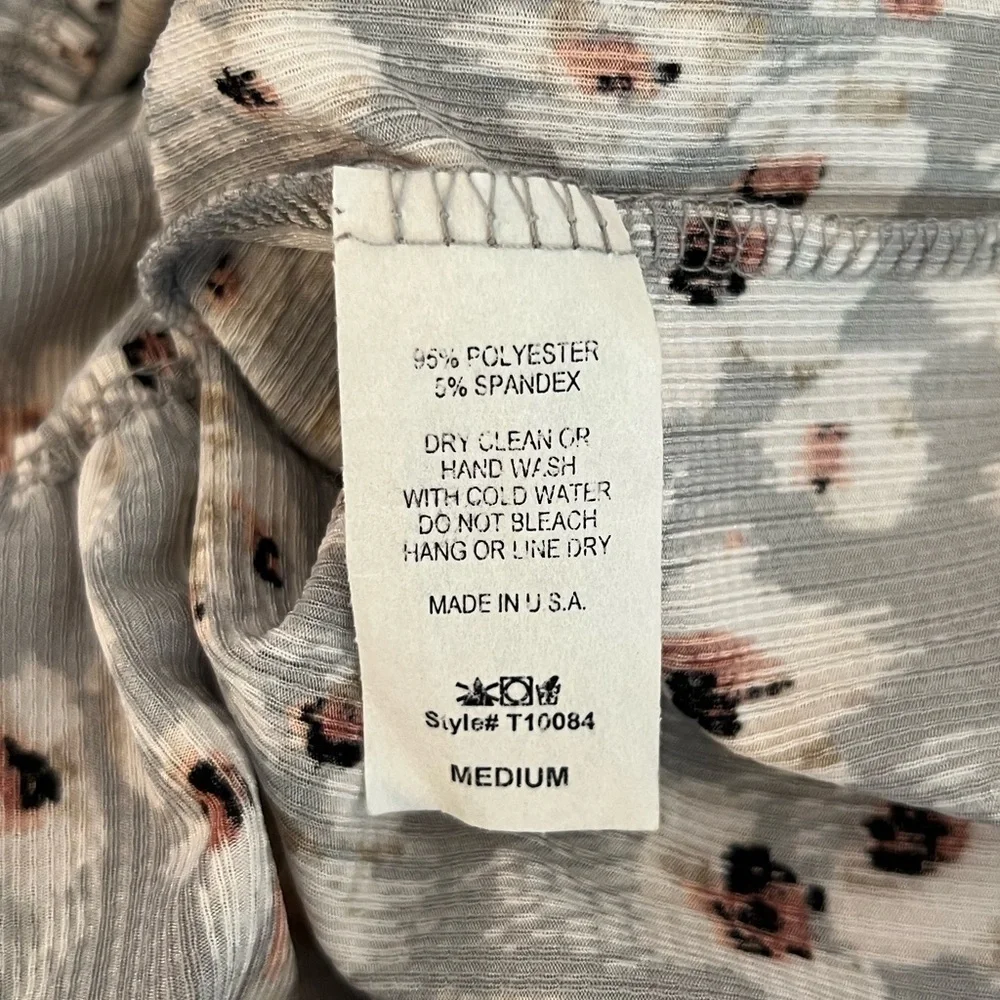 Women’s Floral Top - Medium - Flowy V-Neck Short Sleeves - EUC - Picture 6 of 8